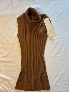 Sleeveless Ribbed Turtleneck Top in Brown